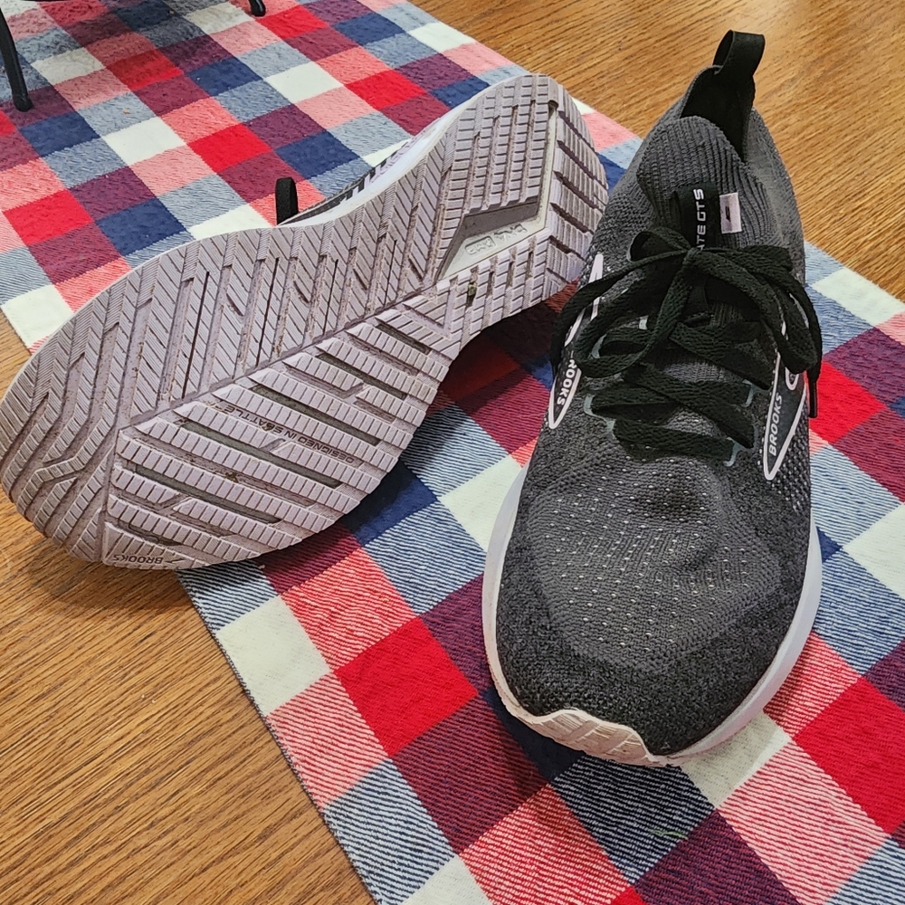 Brooks - Picture 4 of 4